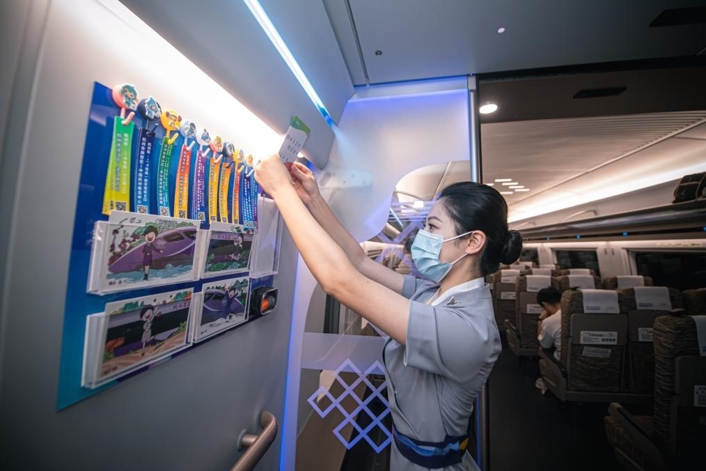 2023年9月16日，復(fù)興號亞運智能動車組列車正式載客運營。新華社記者 江漢 攝