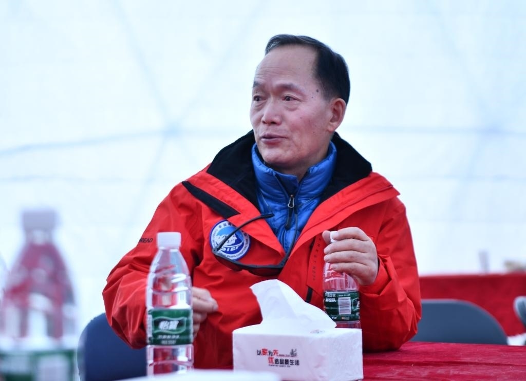 中國科學(xué)院院士、第二次青藏科考隊(duì)隊(duì)長姚檀棟在卓奧友峰登山大本營（9月29日攝）。新華社記者晉美多吉 攝