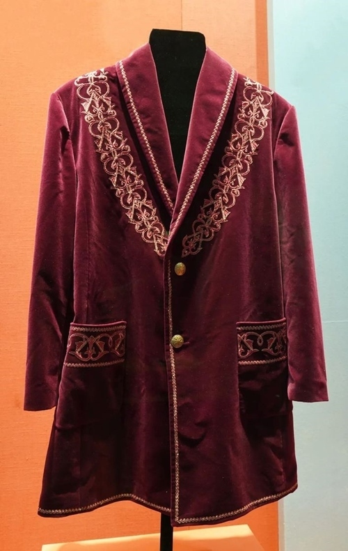 2013年9月，時(shí)任哈薩克斯坦總統(tǒng)納扎爾巴耶夫贈(zèng)送習(xí)近平主席的哈薩克斯坦民族服裝。