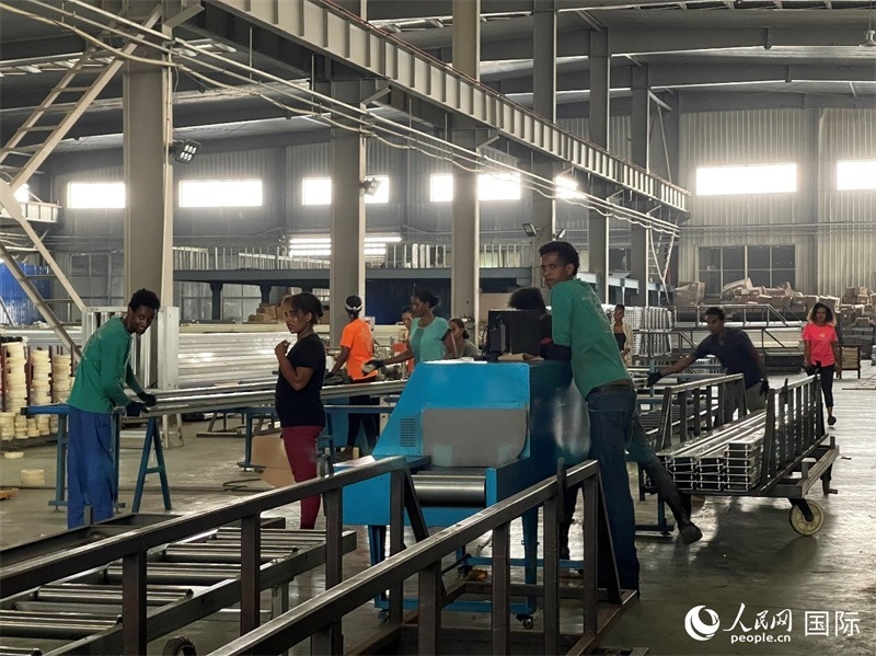 東方工業(yè)園華嘉鋁業(yè)生產(chǎn)車間。人民網(wǎng)記者 趙艷紅攝