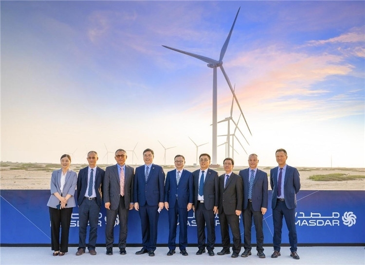 中方建設(shè)者在風(fēng)電場合影。中國電建供圖