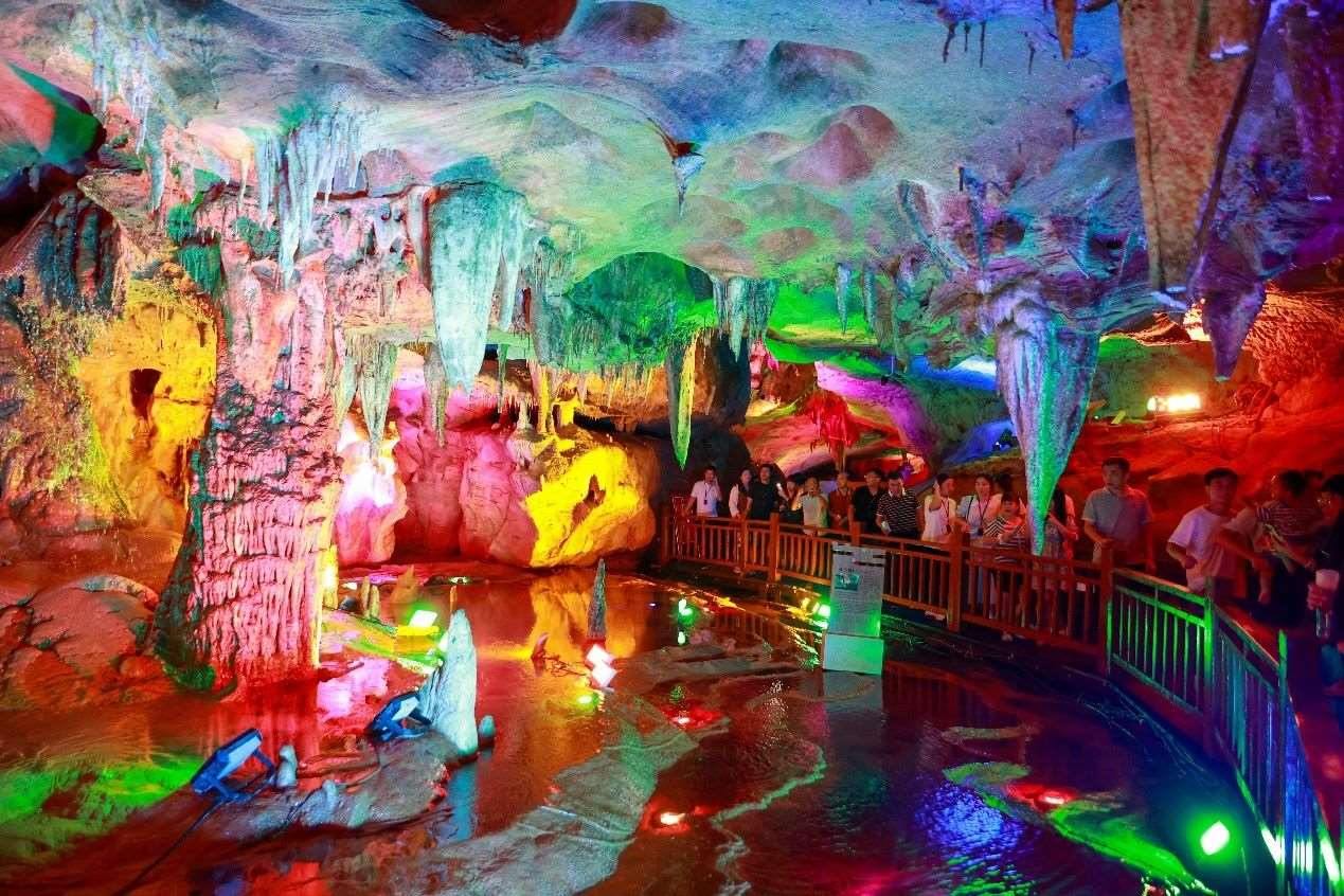 國慶假期期間，江西萬年神農宮景區(qū)游人如織。受訪者供圖