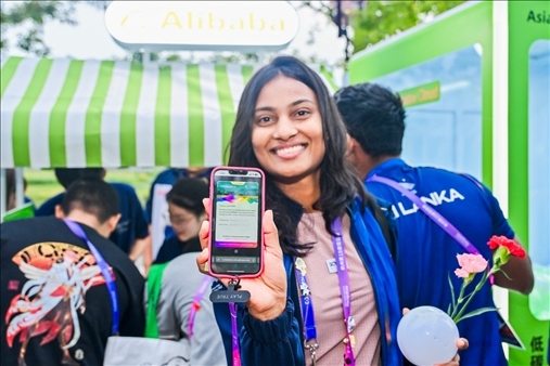 亞運村運動員正在展示個人的低碳賬戶。 受訪者供圖