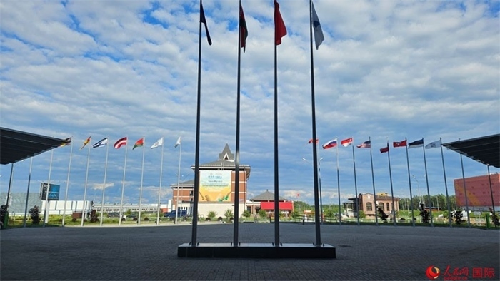 中白工業(yè)園內(nèi)，多國(guó)國(guó)旗飄揚(yáng)。園區(qū)已有來(lái)自16個(gè)國(guó)家和地區(qū)的企業(yè)入駐。人民網(wǎng)記者 朱虹攝
