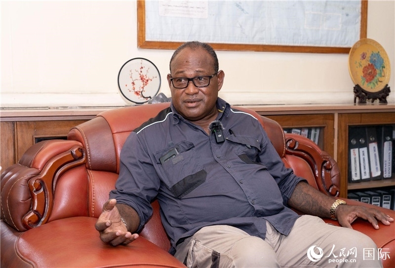 2023年9月13日，所羅門群島副總理兼基礎(chǔ)設(shè)施和發(fā)展部長梅納西·梅蘭加在首都霍尼亞拉接受人民網(wǎng)記者專訪。人民網(wǎng) 賀吉攝