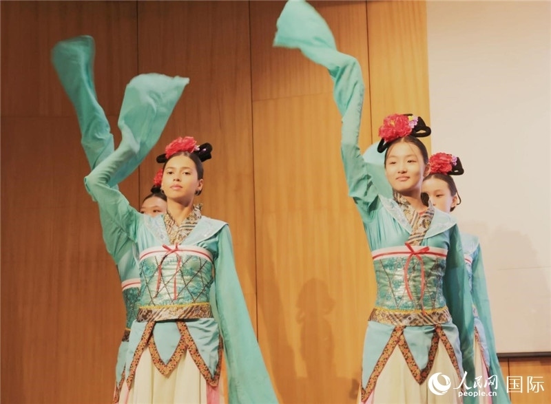 兩國(guó)文化志愿者共同表演中國(guó)傳統(tǒng)舞蹈。人民網(wǎng)記者 陳海琪攝