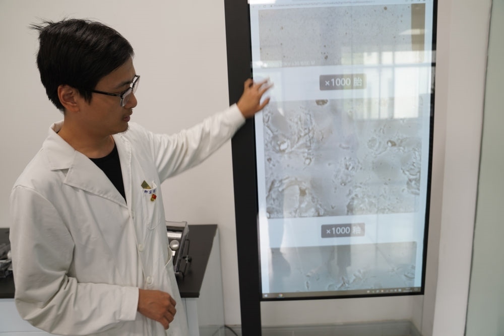 ↑ 工作人員展示瓷片標本的配方研究數(shù)據(jù)（2023年5月16日攝）。