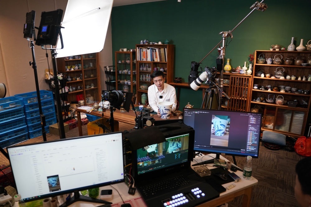 ↑在景德鎮(zhèn)，工作人員通過網(wǎng)絡(luò)直播推介陶瓷產(chǎn)品（2023年2月22日攝）。