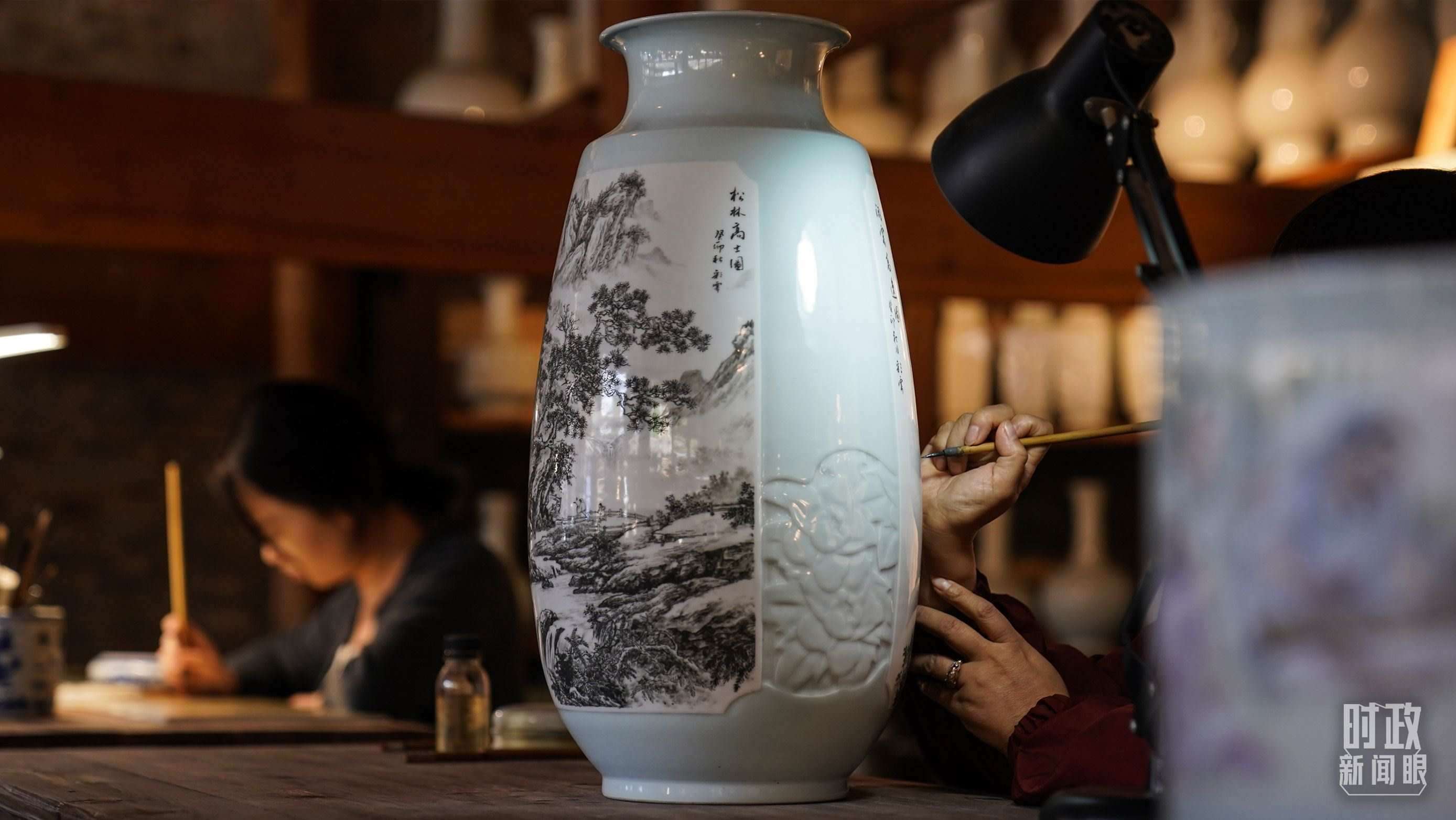 △陶瓷畫師正在繪制瓷器。（總臺國廣記者李晉拍攝）