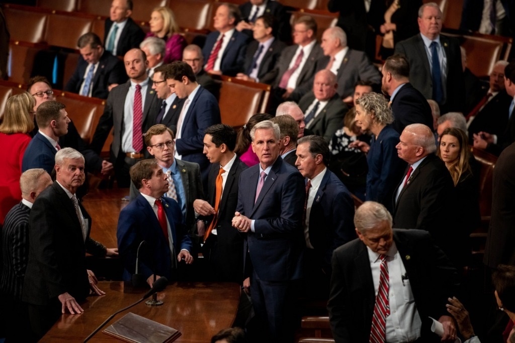 這是1月6日在美國華盛頓國會拍攝的凱文·麥卡錫（中）。新華社記者劉杰攝