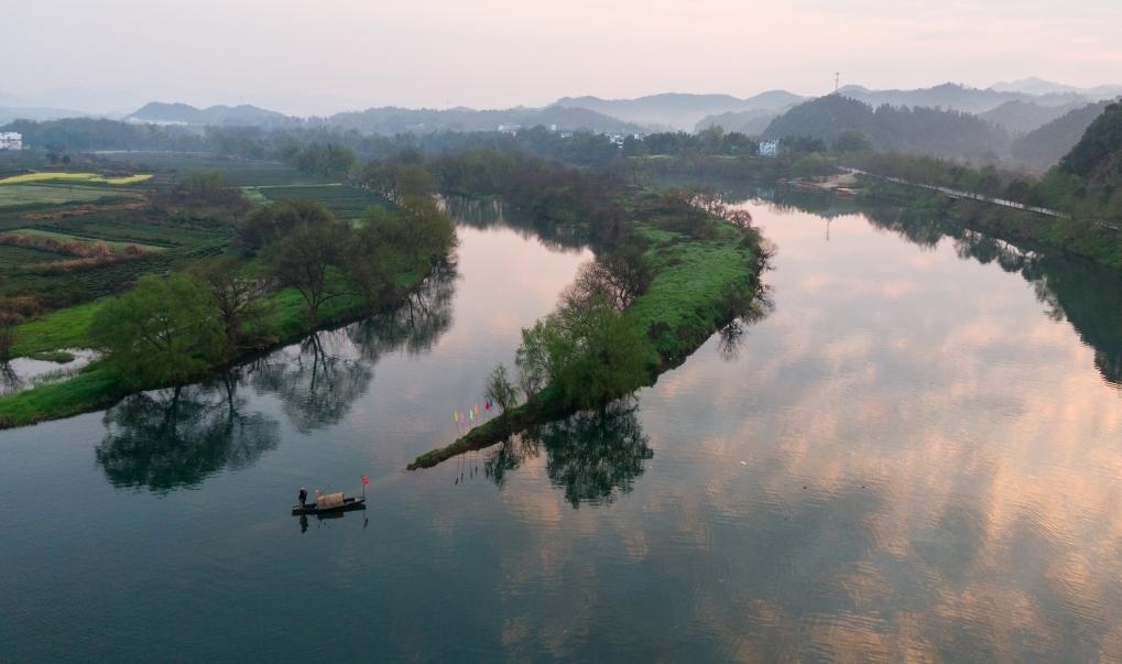 2021年3月15日拍攝的婺源月亮灣旅游公園，石門自然村坐落于此。新華社記者 胡晨歡 攝
