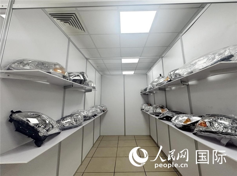 在位于莫斯科格林伍德國(guó)際貿(mào)易中心的浙江寧波優(yōu)質(zhì)商品展銷中心內(nèi)，展示著來自浙江寧波慈溪市的汽車配件樣品。人民網(wǎng)記者 申佳平攝