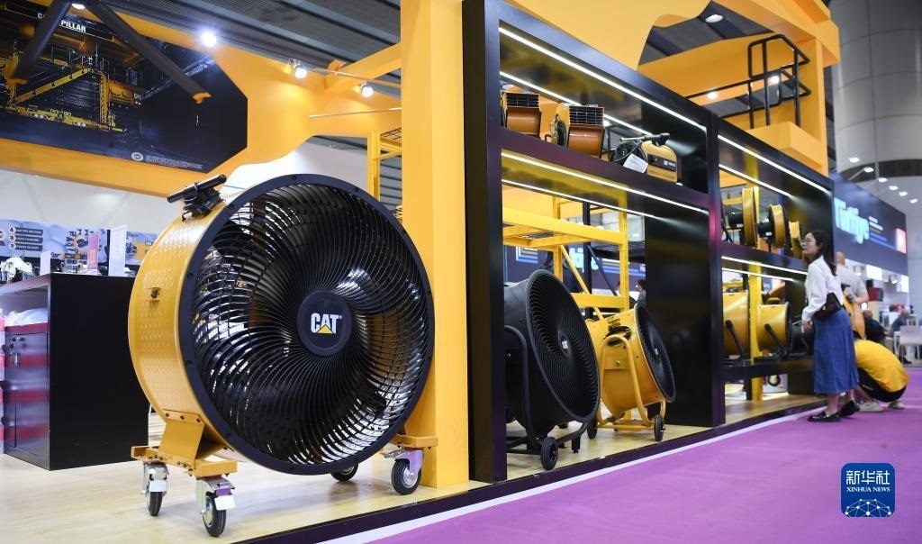 10月15日，參觀者在了解一家美國(guó)參展商的產(chǎn)品。新華社記者 鄧華 攝