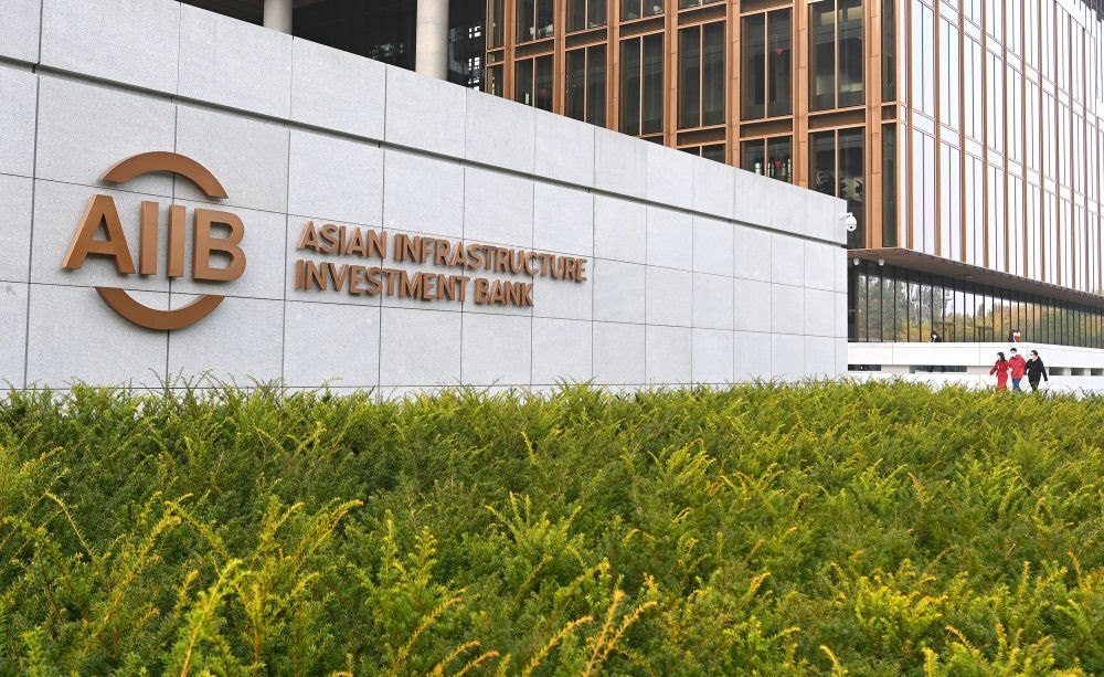 這是亞洲基礎設施投資銀行（亞投行）標志（2021年10月25日攝）。新華社記者 李賀 攝