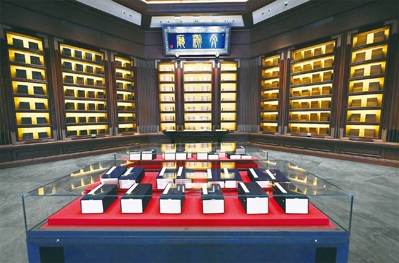 建設(shè)中國國家版本館，是以習(xí)近平同志為核心的黨中央作出的重大決策，是文明大國建設(shè)的基礎(chǔ)工程，是功在當(dāng)代、利在千秋的標(biāo)志性文化工程，充分體現(xiàn)了我們黨傳承發(fā)展中華文化的高度自覺、汲取歷史智慧更好走向未來的歷史主動(dòng)。圖為2023年5月拍攝的中國國家版本館中央總館文瀚廳。 新華社發(fā)