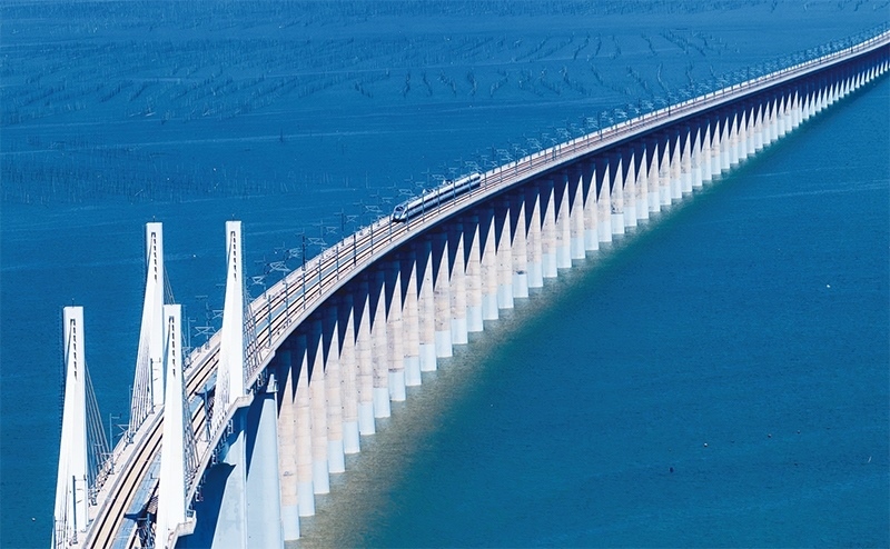 2023年9月28日，中國首條時(shí)速350公里跨海高鐵——福廈高鐵正式開通運(yùn)營。圖為一列運(yùn)行試驗(yàn)車組駛過福廈高鐵湄洲灣跨海大橋（9月19日攝，無人機(jī)照片）。 新華社記者 魏培全/攝