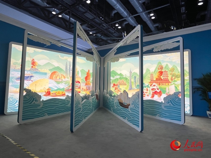 新聞中心媒體公共工作區(qū)兩側(cè)矗立著打開(kāi)的“書畫”。人民網(wǎng)記者 杜燕飛攝