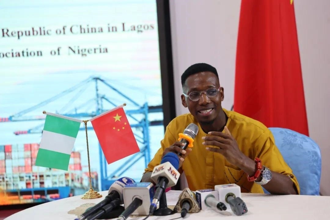 尼日利亞孔子學(xué)院留華同學(xué)會會長吳文仲分享經(jīng)驗(yàn)。駐拉各館總領(lǐng)館供圖