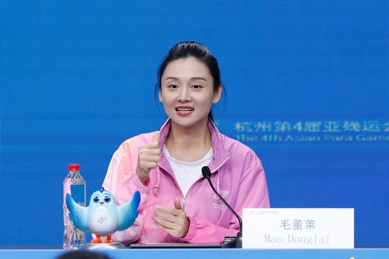 杭州市殘疾人綜合服務(wù)中心干事毛董萊介紹成為亞殘運(yùn)會火炬手的經(jīng)歷。杭州亞殘組委供圖