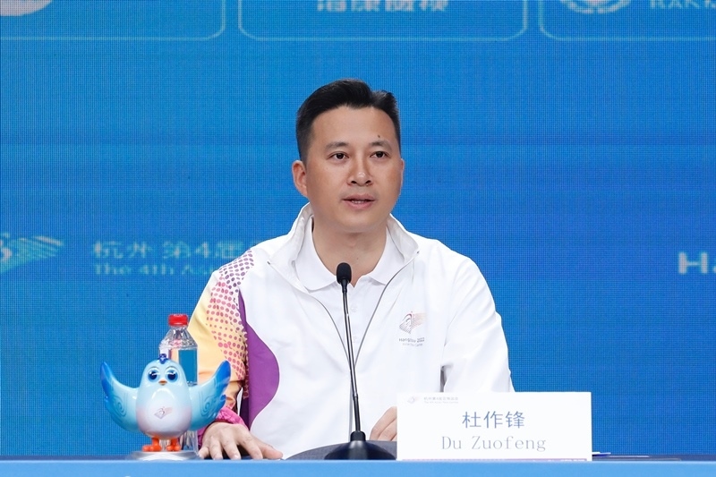 杭州亞殘運(yùn)會火炬?zhèn)鬟f指揮中心副指揮長杜作鋒介紹火炬?zhèn)鬟f工作安排。杭州亞殘組委供圖