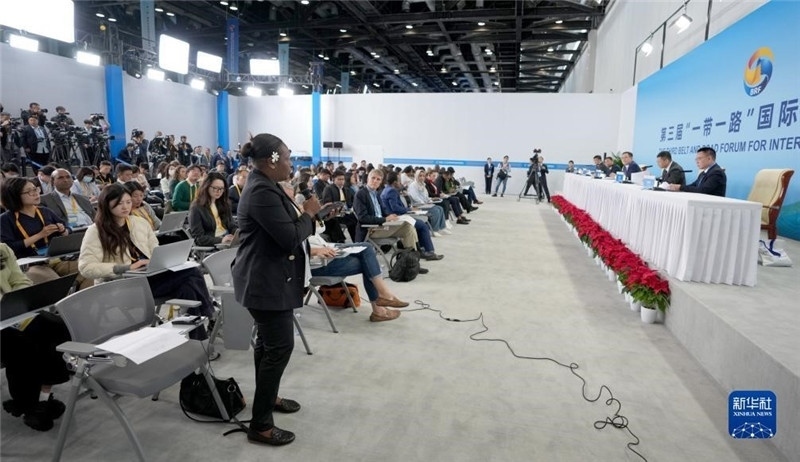 10月16日，第三屆“一帶一路”國(guó)際合作高峰論壇新聞中心在北京國(guó)家會(huì)議中心舉行首場(chǎng)吹風(fēng)會(huì)，邀請(qǐng)自然資源部國(guó)際合作司和相關(guān)單位負(fù)責(zé)人介紹有關(guān)情況，并回答記者提問(wèn)。新華社記者 王毓國(guó)攝