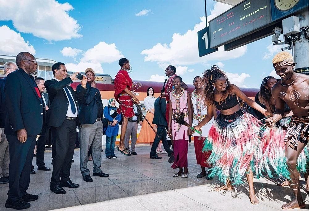 △2023年10月6日，多國駐肯使節(jié)在肯尼亞內(nèi)羅畢的蒙內(nèi)鐵路內(nèi)羅畢站觀看文藝演出。