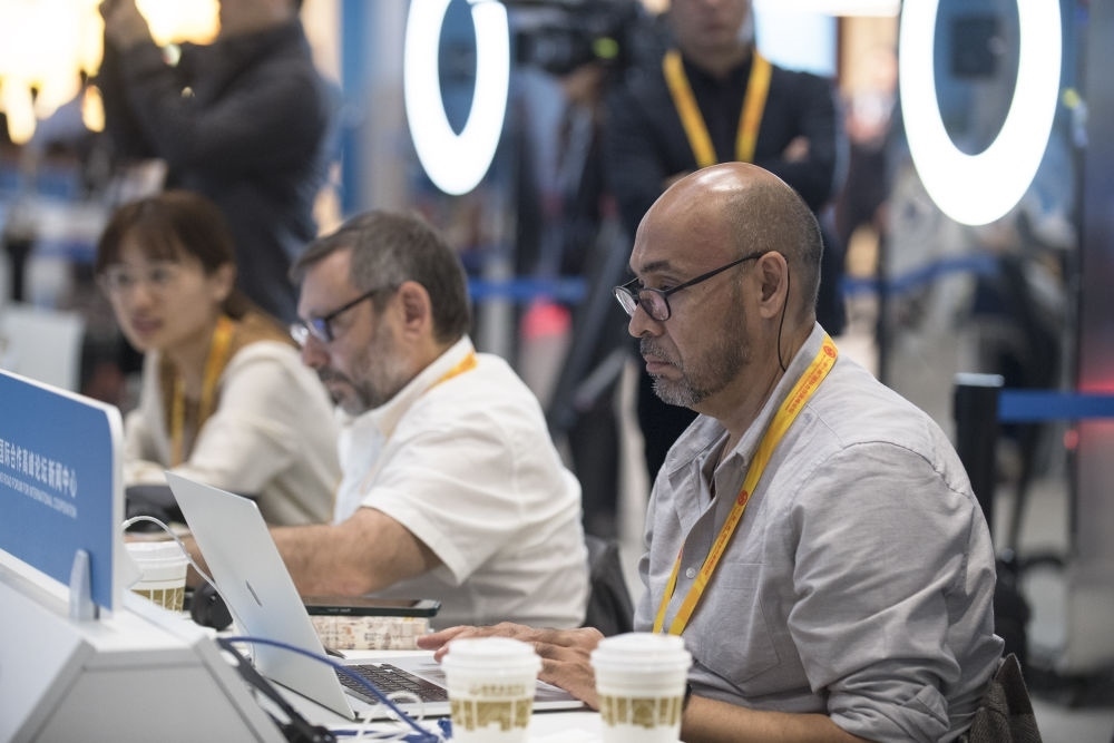 記者在“一帶一路”國(guó)際合作高峰論壇新聞中心工作（2023年10月17日攝）。