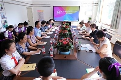 圖⑤：法治宣講結(jié)束后，重慶五中院組織召開座談會，聽取人大代表和朵力小學(xué)教師、家長代表對法院未成年人保護工作的意見建議。