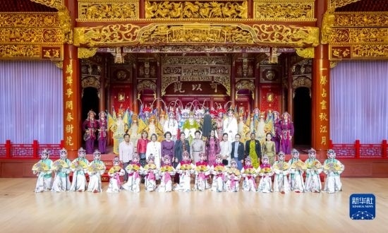  10月18日上午，國家主席習(xí)近平夫人彭麗媛邀請出席第三屆“一帶一路”國際合作高峰論壇的外方領(lǐng)導(dǎo)人夫人參觀中國工藝美術(shù)館（中國非物質(zhì)文化遺產(chǎn)館）。這是彭麗媛同外方領(lǐng)導(dǎo)人夫人與文藝演出演職人員合影。新華社記者 丁林 攝