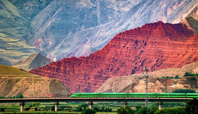 穿越丹霞地貌的火車。蘭州局集團(tuán)公司融媒體中心供圖