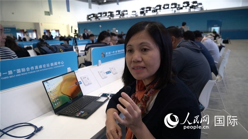 越南之聲廣播電臺記者胡鴻行（音譯，H? H?ng H?nh）與記者交談。人民網(wǎng) 楊春燕攝