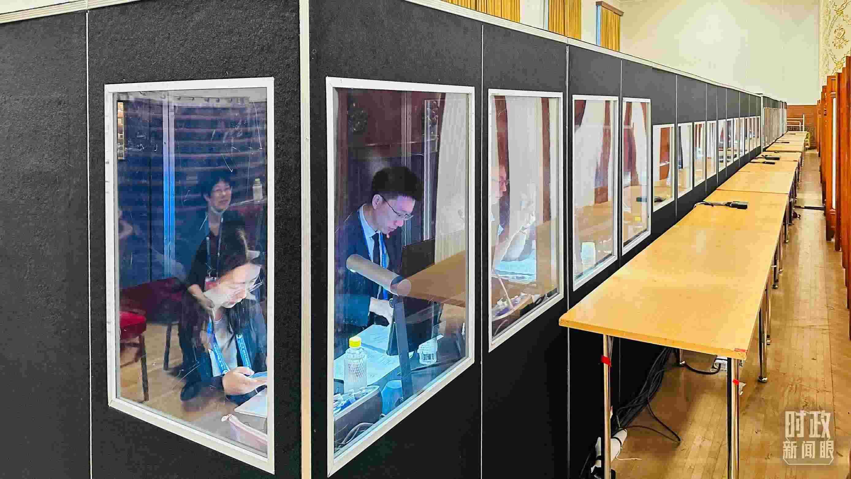 △開幕式現(xiàn)場的多語種同傳間。（總臺國廣記者時冉拍攝）