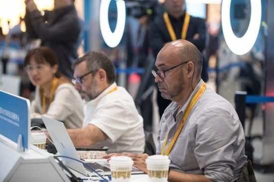 10月17日，記者在“一帶一路”國際合作高峰論壇新聞中心工作。新華社記者 張豪夫 攝