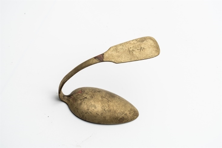 鏨刻“來遠(yuǎn)”的湯勺。國家文物局供圖