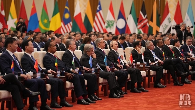 △18日上午，外方領(lǐng)導(dǎo)人在開幕式上聆聽習(xí)近平主席主旨演講。（總臺國廣記者李晉拍攝）