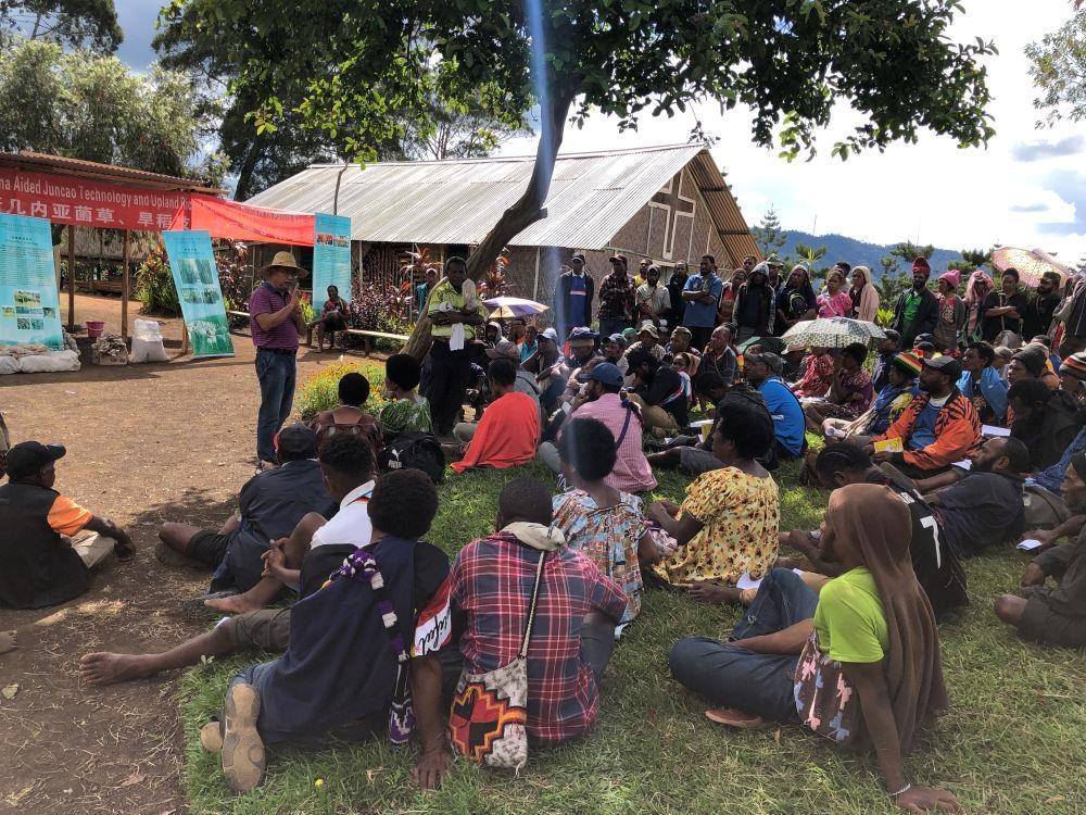 △2020年12月15日，中國專家在巴布亞新幾內(nèi)亞東高地省中國援助巴新菌草和旱稻技術(shù)項目第9期培訓班上授課。