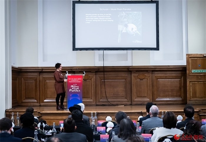 英國(guó)旅游達(dá)人瑪麗亞·拉莫爾作來(lái)川游歷主題分享。人民網(wǎng) 郭錦標(biāo)攝