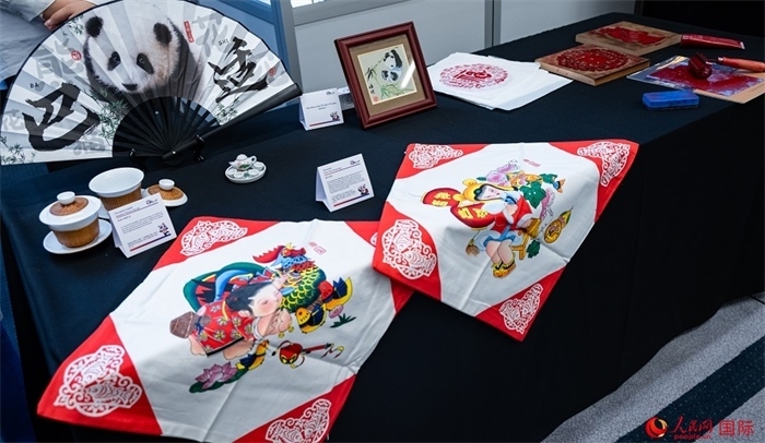 活動(dòng)現(xiàn)場(chǎng)的現(xiàn)場(chǎng)文創(chuàng)展、互動(dòng)體驗(yàn)區(qū)、非遺區(qū)展示。人民網(wǎng) 郭錦標(biāo)攝