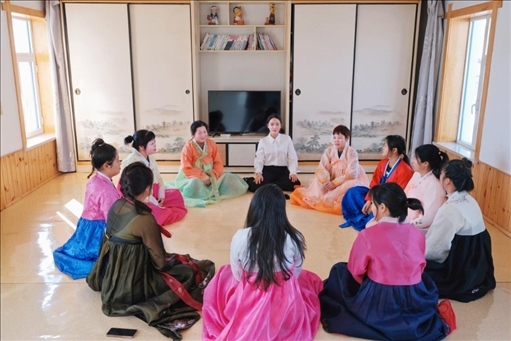 2023年6月，楊麗娜（后中）對擔(dān)任民宿管家的光東村村民們進行標(biāo)準(zhǔn)化培訓(xùn)。（新華社記者金津秀攝）