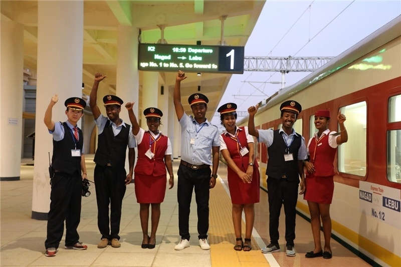 中埃員工組成的亞吉鐵路運營團隊。 中國土木工程集團有限公司供圖