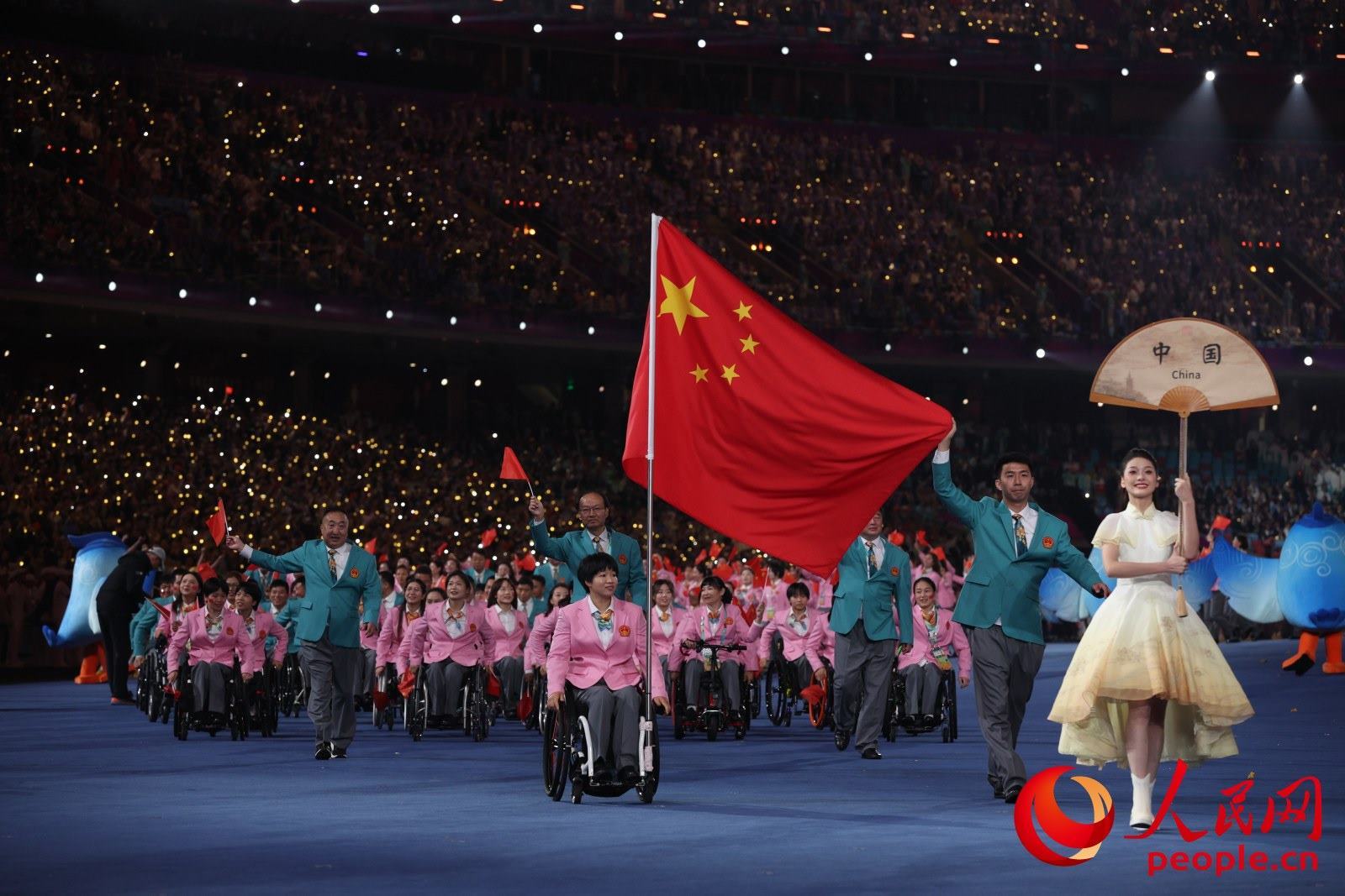 開(kāi)幕式上，中國(guó)體育代表團(tuán)入場(chǎng)。人民網(wǎng) 周靜圓攝