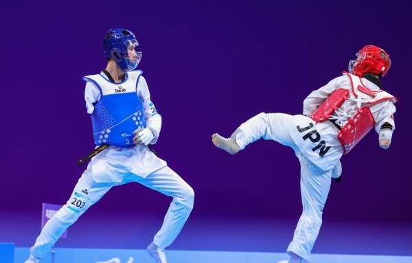 10月23日，杭州第4屆亞殘運(yùn)會(huì)跆拳道男子K44級(jí)58公斤級(jí)銅牌賽舉行。圖為烏茲別克斯坦隊(duì)選手桑賈貝克·穆赫托羅夫(左)和日本隊(duì)選手阿渡健太在比賽中。圖片來(lái)源：杭州亞殘組委會(huì)