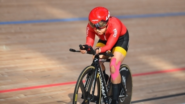 10月23日，杭州第4屆亞殘運(yùn)會(huì)場(chǎng)地自行車女子個(gè)人C4-5級(jí)3000米追逐賽金牌賽舉行。圖為中國(guó)隊(duì)選手季子賢在比賽中。圖片來(lái)源：杭州亞殘組委會(huì)