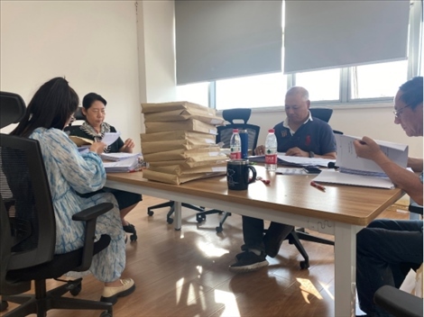 北京交通大學(xué)退休教師田立年與當(dāng)?shù)貛熒谝黄?。校方供圖