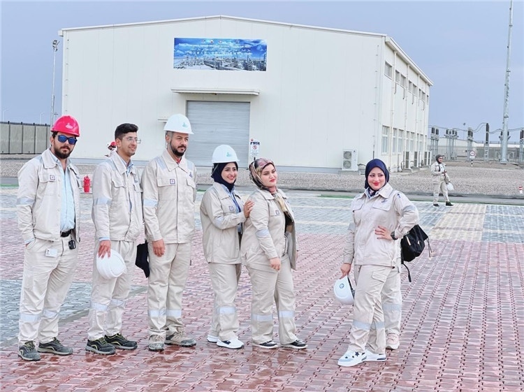 部分伊拉克員工合影。中國石油工程建設(shè)有限公司供圖