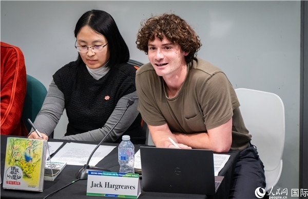 4、英國漢學(xué)家沈如風(fēng)對中國文學(xué)譯作的未來充滿期待。郭錦標(biāo)攝