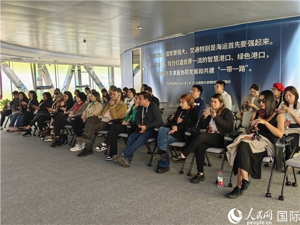 外媒記者探訪天津港北疆港區(qū)C段智能化集裝箱碼頭。人民網(wǎng)記者 符園園攝