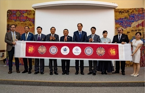 “絲路綺粲—中國(guó)絲綢藝術(shù)展”開幕式在匈牙利首都布達(dá)佩斯舉行。布達(dá)佩斯中國(guó)文化中心供圖