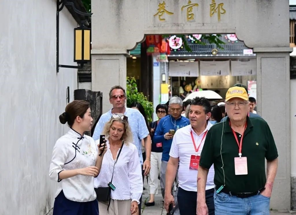 △2023年6月27日，“鼓嶺之友”部分成員和中美各界人士在福建福州南后街三坊七巷參觀訪問(wèn)。