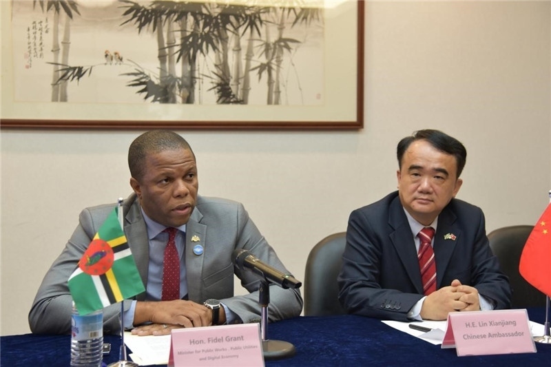 多公共工程部部長(zhǎng)格蘭特（左一）向與會(huì)記者介紹赴華參會(huì)情況。駐多米尼克使館供圖